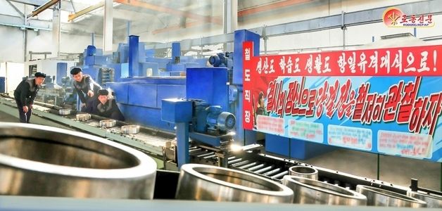 '제9차 대회' 준비하는 룡성베어링공장 노동자들 조명