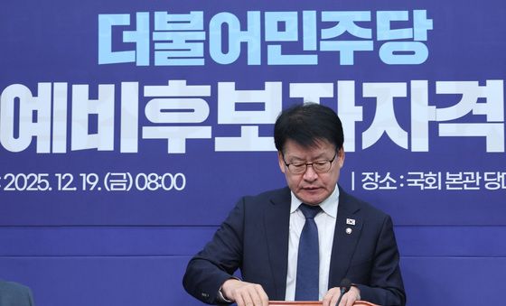 첫 회의 참석하는 임호선 위원장