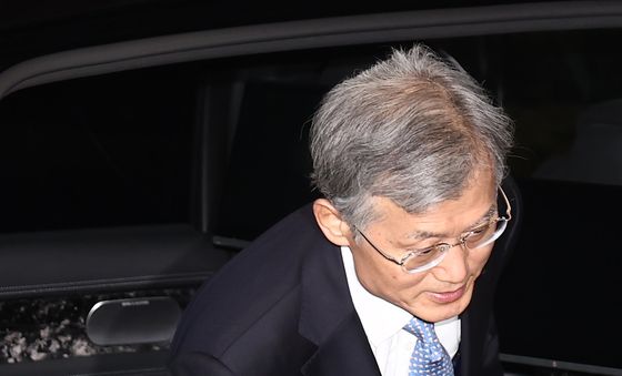 출근하는 조희대 대법원장