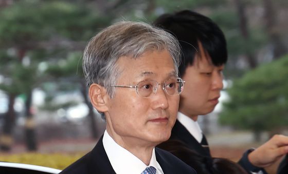 출근하는 조희대 대법원장