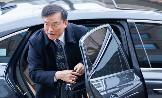 첫 출근하는 김종철 초대 방미통위 위원장