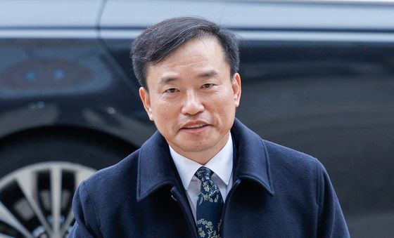 취재진 바라보는 김종철 위원장