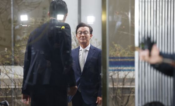 금품수수 의혹 받는 전재수 의원 경찰 출석