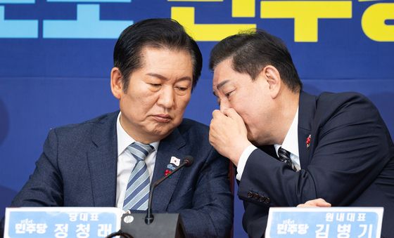 귀엣말 나누는 정청래·김병기