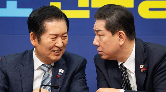 미소 지으며 대화하는 정청래·김병기