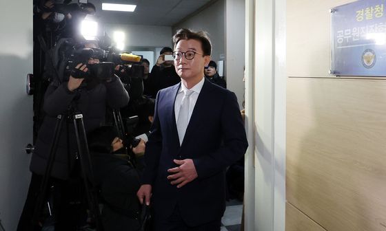 경찰청 출석하는 전재수 의원