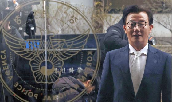 경찰청으로 출석하는 전재수 전 장관