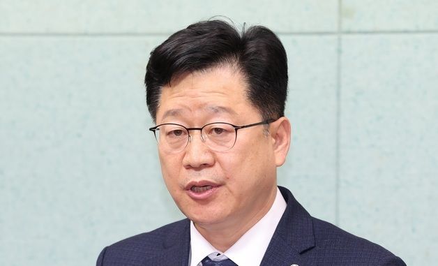 질의에 답변하는 안호영 의원