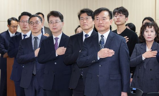 국민의례하는 김종철 위원장