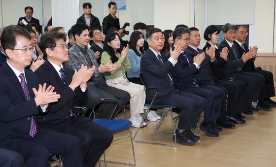 손뼉치는 방미통위 직원들
