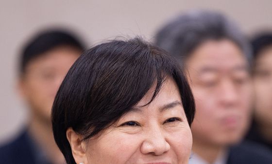 질의 들으며 미소 띈 송미령 장관