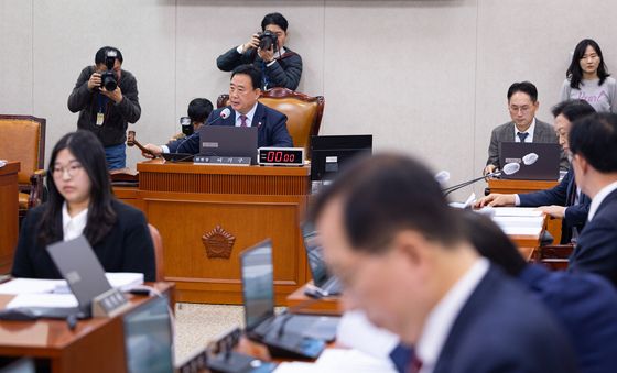 의사봉 두드리는 어기구 농해수위원장