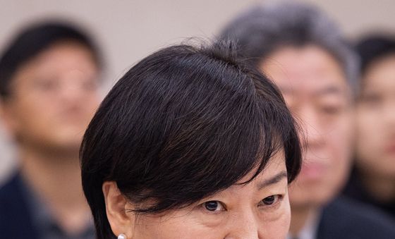 얼굴 매만지는 송미령 장관