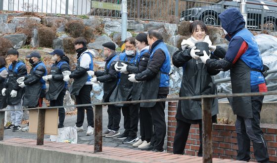 연탄 봉사 하는 박하선