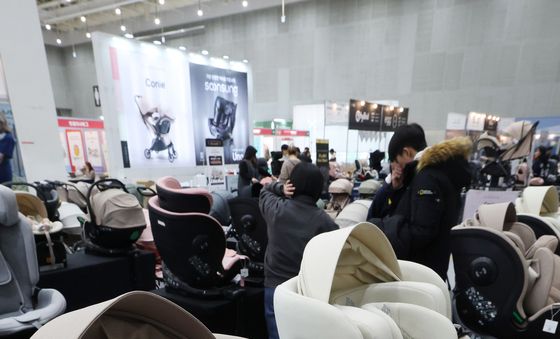 육아용품 살펴보는 관람객들