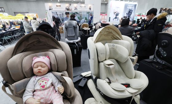 카시트 살펴보는 예비부모들