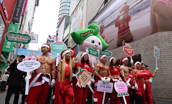 사랑을 전하는 '몸짱 산타'들의 행진