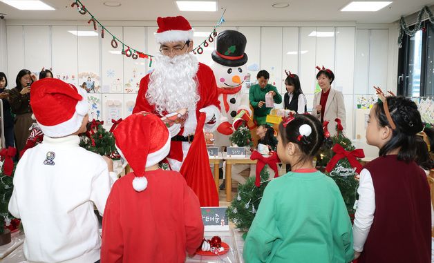 어린이들에게 선물 전달하는 김민재 차관