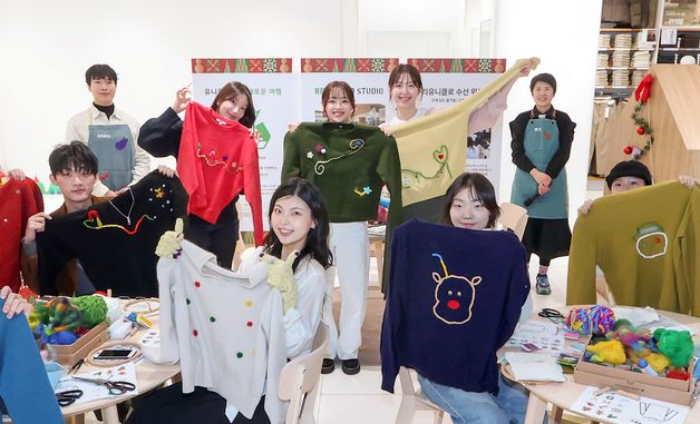 '리유니클로 수선 워크숍' 참여한 가수 츄, 참가자들과 단체 기념사진