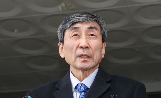 답변하는 이종걸 전 의원