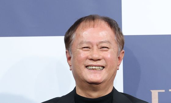 환한 미소짓는 송승환