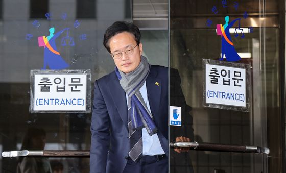 굳은  표정의 박주민 의원