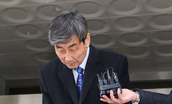 입장 밝힌 뒤 인사하는 이종걸 전 의원