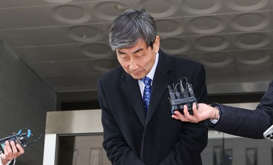 입장 밝힌 뒤 인사하는 이종걸 전 의원