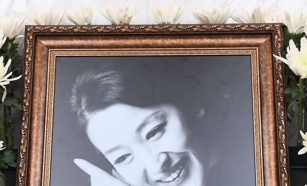 배우 故 윤석화씨 영정사진