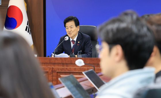 업무보고 사후 브리핑하는 정동영 통일부 장관