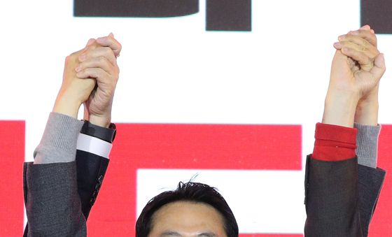 양손들고 인사하는 장동혁 대표