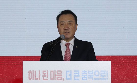 개회사하는 엄태영 충북도당위원장