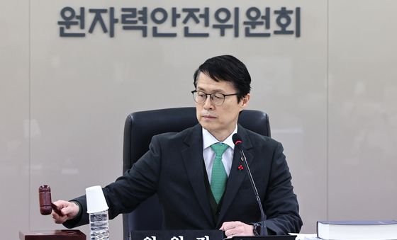 의사봉 두드리는 최원호 위원장