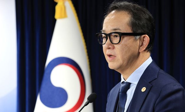 AMRO 연례협의 결과 기자브리핑하는 야수토 와타나베 소장