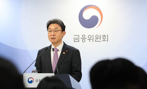 업무보고 사후 브리핑하는 이억원 금융위원장
