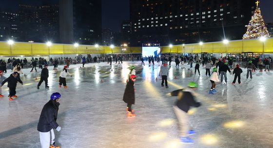 도심 속 스케이트 즐기는 시민들