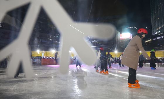 다시 찾아온 서울광장 스케이트장
