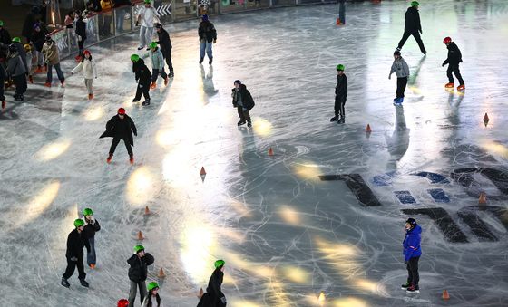 스케이트 즐기는 시민들