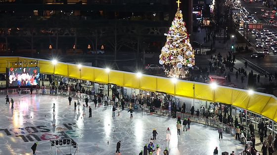 다시 찾아온 서울광장 스케이트장