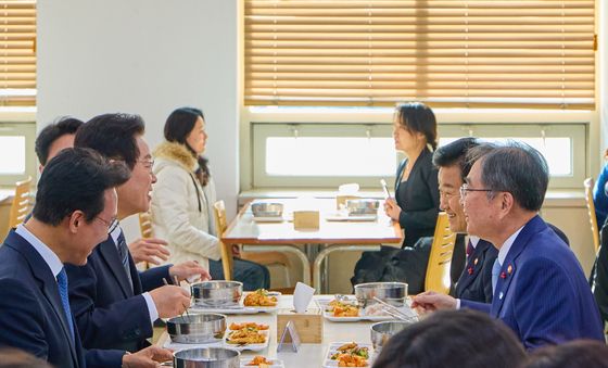 조현·정동영 장관과 점심식사하는 이재명 대통령