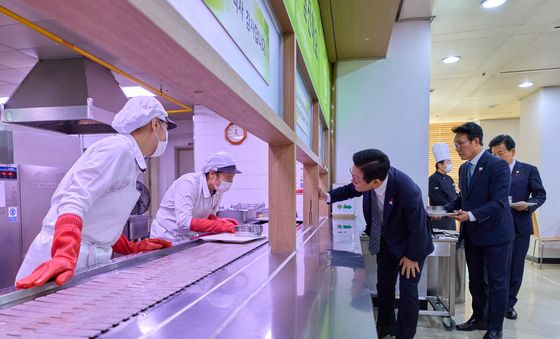 구내식당 여사님들과 대화하는 이재명 대통령