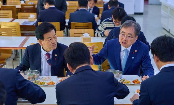 조현·정동영 장관과 점심식사하는 이재명 대통령