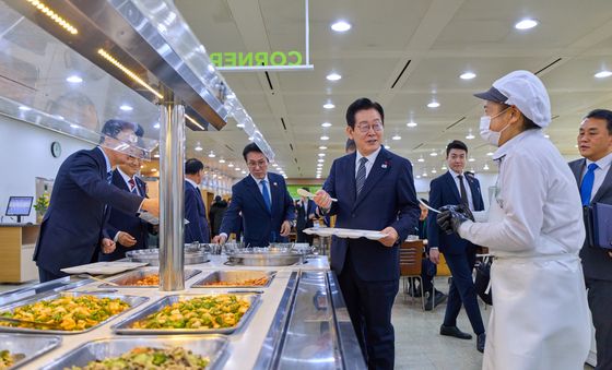 정부청사 별관 구내식당 찾은 이재명 대통령
