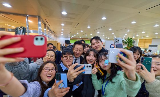 직원들과 기념촬영하는 이재명 대통령