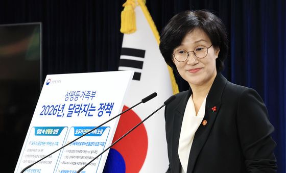 업무보고 사후 브리핑하는 원민경 장관