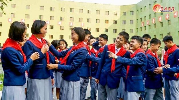 北 "수재민이 행복 보금자리 주인공으로 거듭나…어버이의 무한 헌신"