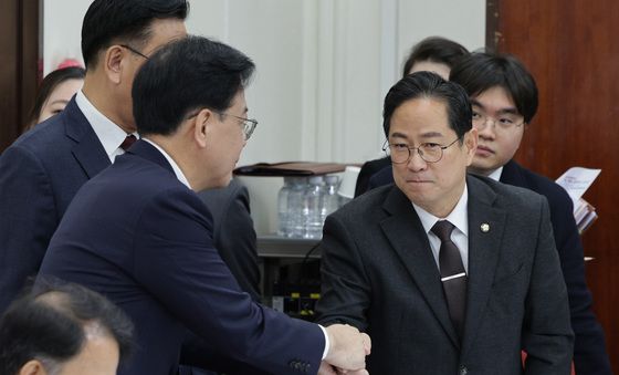 박수영과 인사하는 송언석