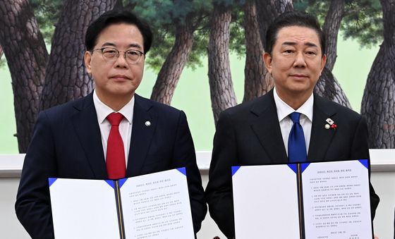 2026년도 예산안 합의문 든 여야 원내대표