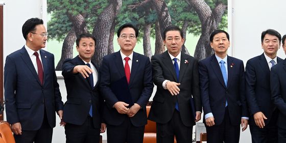 기념 촬영하는 여야