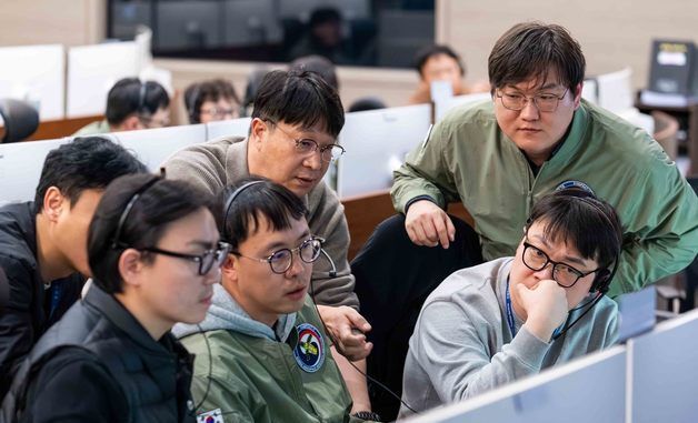 '아리랑 7호', 관제 작업 수행하는 연구진들